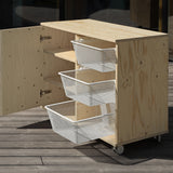 Detská komoda s košmi na hračky.