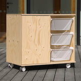 Detská komoda s košmi na hračky.