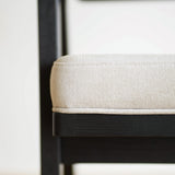 Čierna dubová jedálenská stolička s čalúneným sedákom Wien.