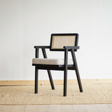 Čierna dubová jedálenská stolička s čalúneným sedákom Wien.