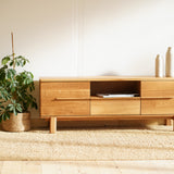 Dubový TV stolík Ritual.