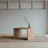 Dubový konferenčný stolík Kubus.