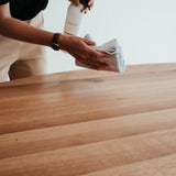 Čistiaci prostriedok na masívny nábytok.