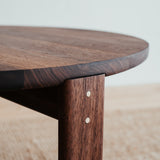 Kruhový orechový konferenčný stolík Ritual.