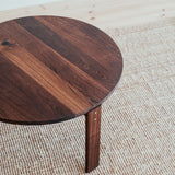 Kruhový orechový konferenčný stolík Ritual.