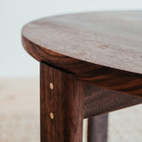 Kruhový orechový konferenčný stolík Ritual.