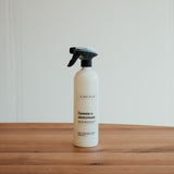 Čistiaci prostriedok na masívny nábytok.