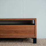 Dubový TV stolík Verloren.